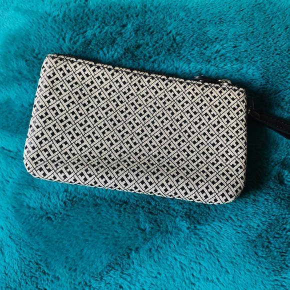 Tommy Hilfiger Pattern Wristlet - Picture 2 of 2